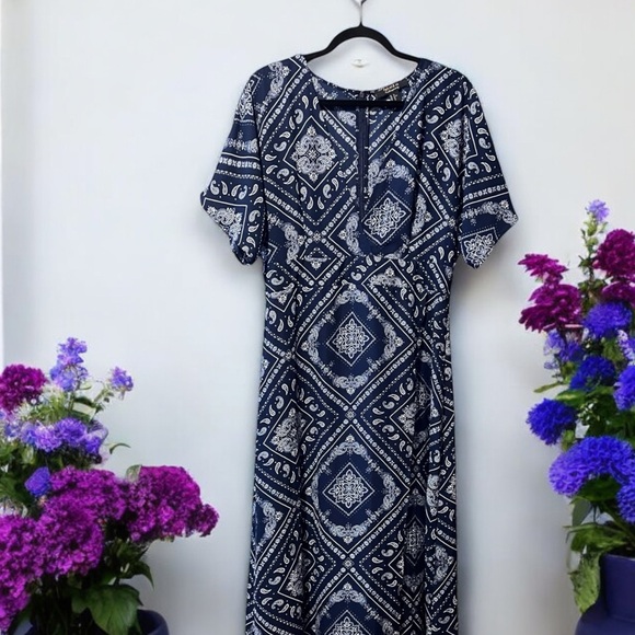 Forever 21 Contemporary Navy & White Geometric Paisley/Floral Print Maxi Dress - Picture 3 of 16